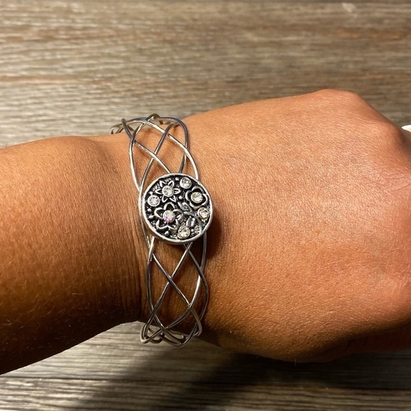 Eye-catching White kaleidoscopic patterned Cabochon  silver plated bracelet - Picture 1 of 4